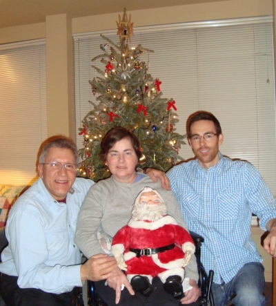 Mary-Ellen-with-Frank-Matt-and-Santa-in-Hospicare-lounge-Christmas-2014-925x1024.jpg