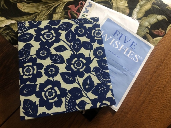 patients talking in hospice room